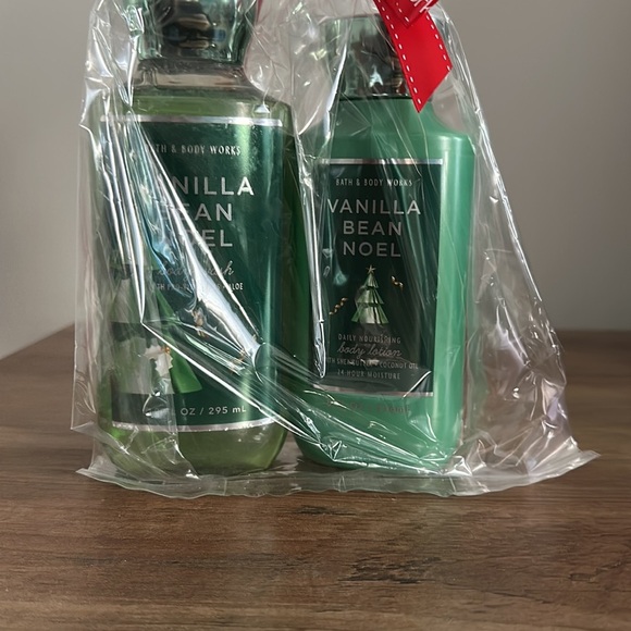 Bath and Body Works Vanilla Bean Noel Body Wash & Body Lotion - Picture 2 of 3